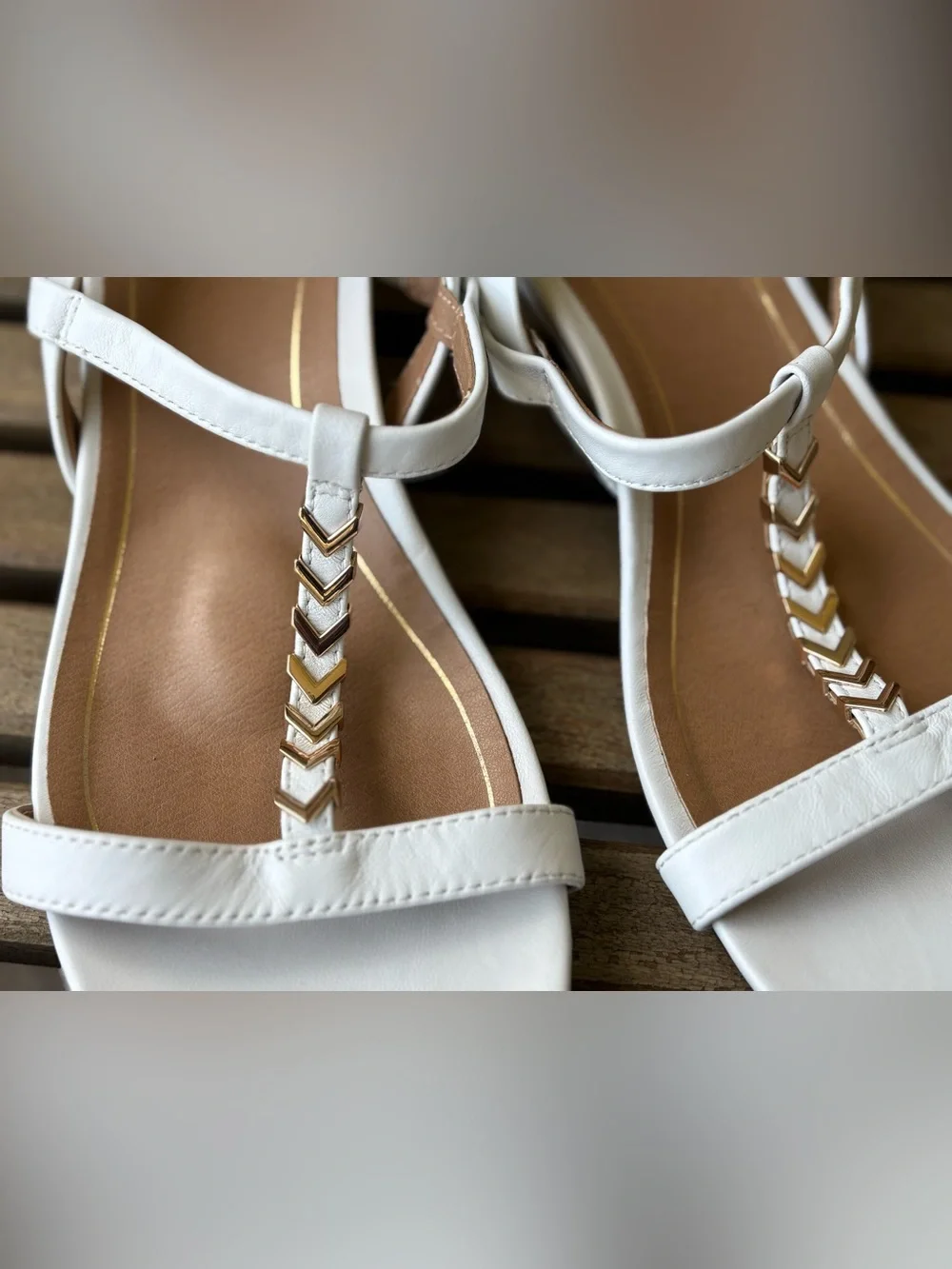 Vionic White T-Strap size 11 Sandals with Gold Chevron Detail low wedge heel